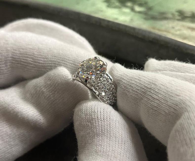 https://lepetitfilsdubijoutier.fr/wp-content/uploads/2025/07/Bague-diamant-fevrier_2-gif.jpg
