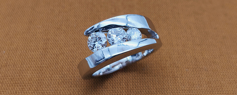 https://lepetitfilsdubijoutier.fr/wp-content/uploads/2025/07/Bague-trois-pierres.jpg