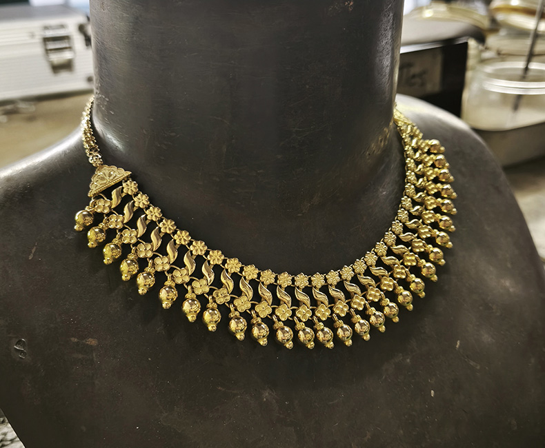 https://lepetitfilsdubijoutier.fr/wp-content/uploads/2025/07/Collier-indien-or-1.jpg